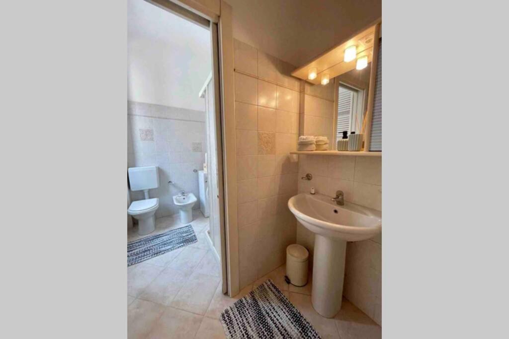 Unconventional Apartment: Centro Storico Con Bici Mantova Luaran gambar