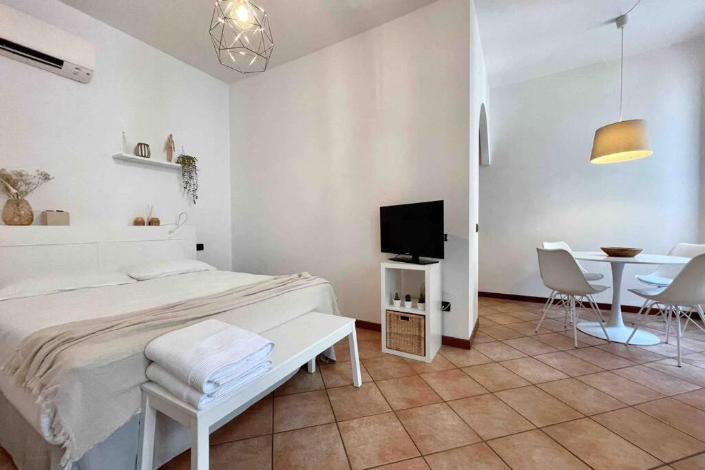 Unconventional Apartment: Centro Storico Con Bici Mantova Luaran gambar